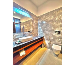Habitación Deluxe | Baño | Regadera, amenidades de baño gratuitas, toallas, jabón 
