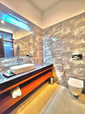 Kamar Premium | Kamar mandi | Shower, perlengkapan mandi gratis, handuk, dan sabun