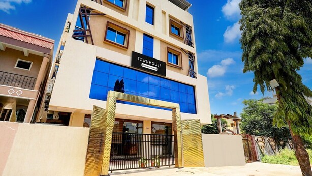 Un edificio de varios pisos con un letrero que dice 'TOWNHOUSE Company Services'.