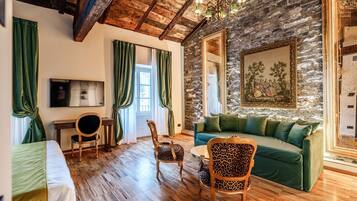 Deluxe Suite | Living area