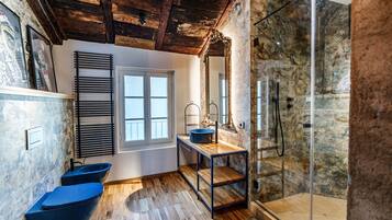 Deluxe Suite | Bathroom