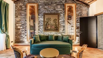 Deluxe Suite | Living area