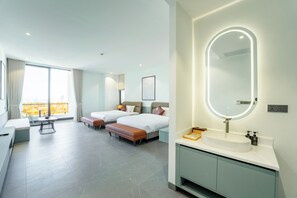Ein modernes Hotelzimmer mit einem großen Bett, einem Nachttisch, einem runden Spiegel und Blick auf die Stadt.