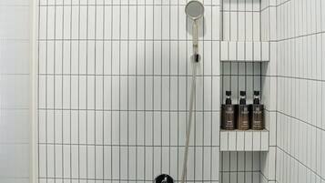 Shower, hair dryer, bidet, towels