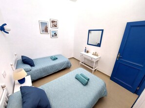 Iron/ironing board, Internet, bed sheets