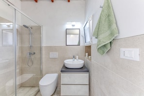 Shower, hair dryer, towels - Casa Tarantini – The House of Capers and Grapes (Corsano)