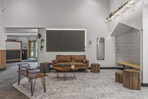 Ein modernes Wohnzimmer mit einem braunen Sofa, einem Holztisch und einer Sitzgruppe mit einer Bank.