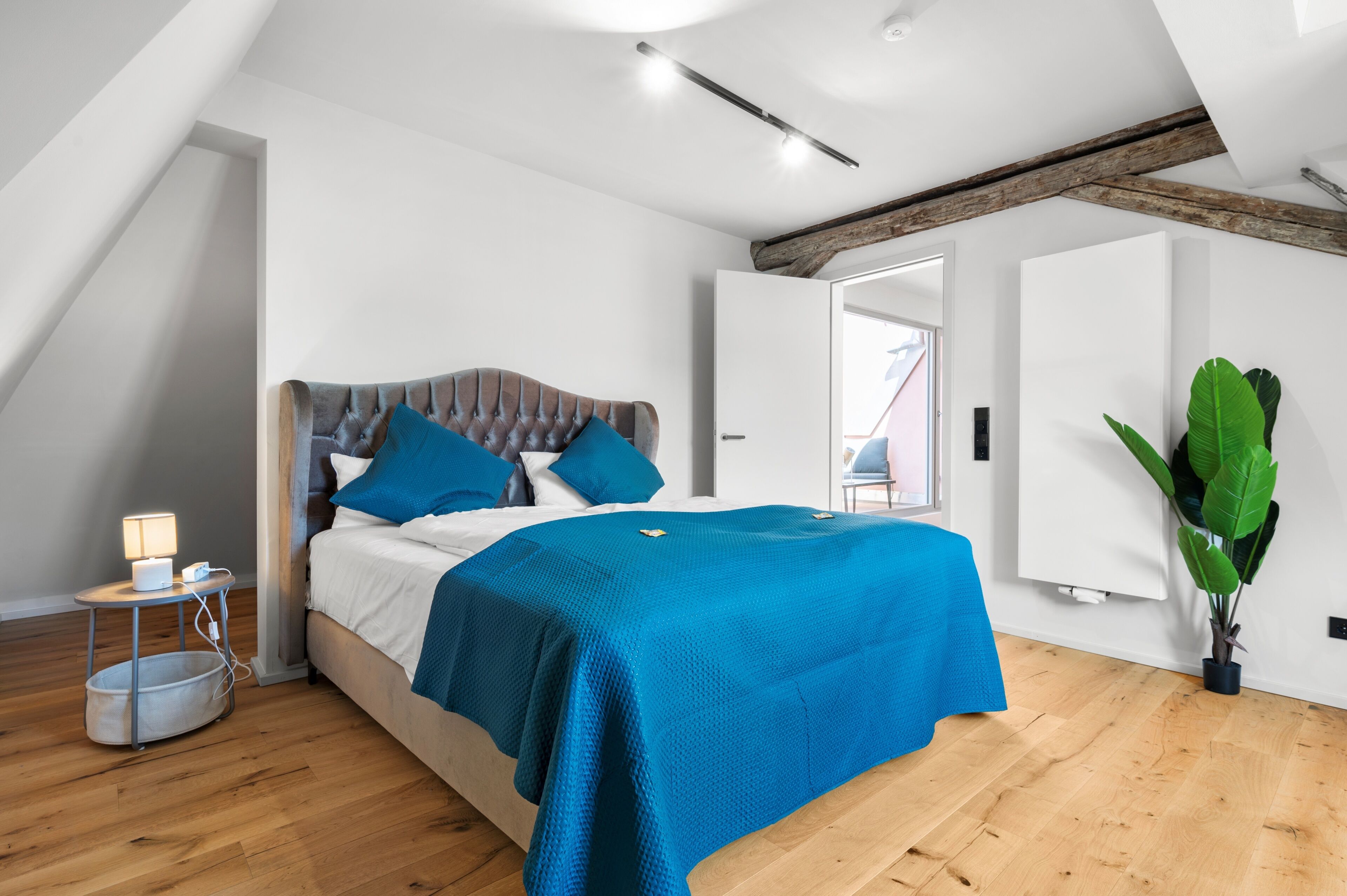 Deluxe-Apartment, Balkon, Blick auf den Innenhof | Schreibtisch, laptopgeeigneter Arbeitsplatz, Verdunkelungsvorhänge