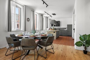 Condo Deluxe, ban công, quang cảnh sân vườn | Khu ăn uống