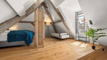 Deluxe-Apartment, Balkon | Schreibtisch, laptopgeeigneter Arbeitsplatz, Verdunkelungsvorhänge