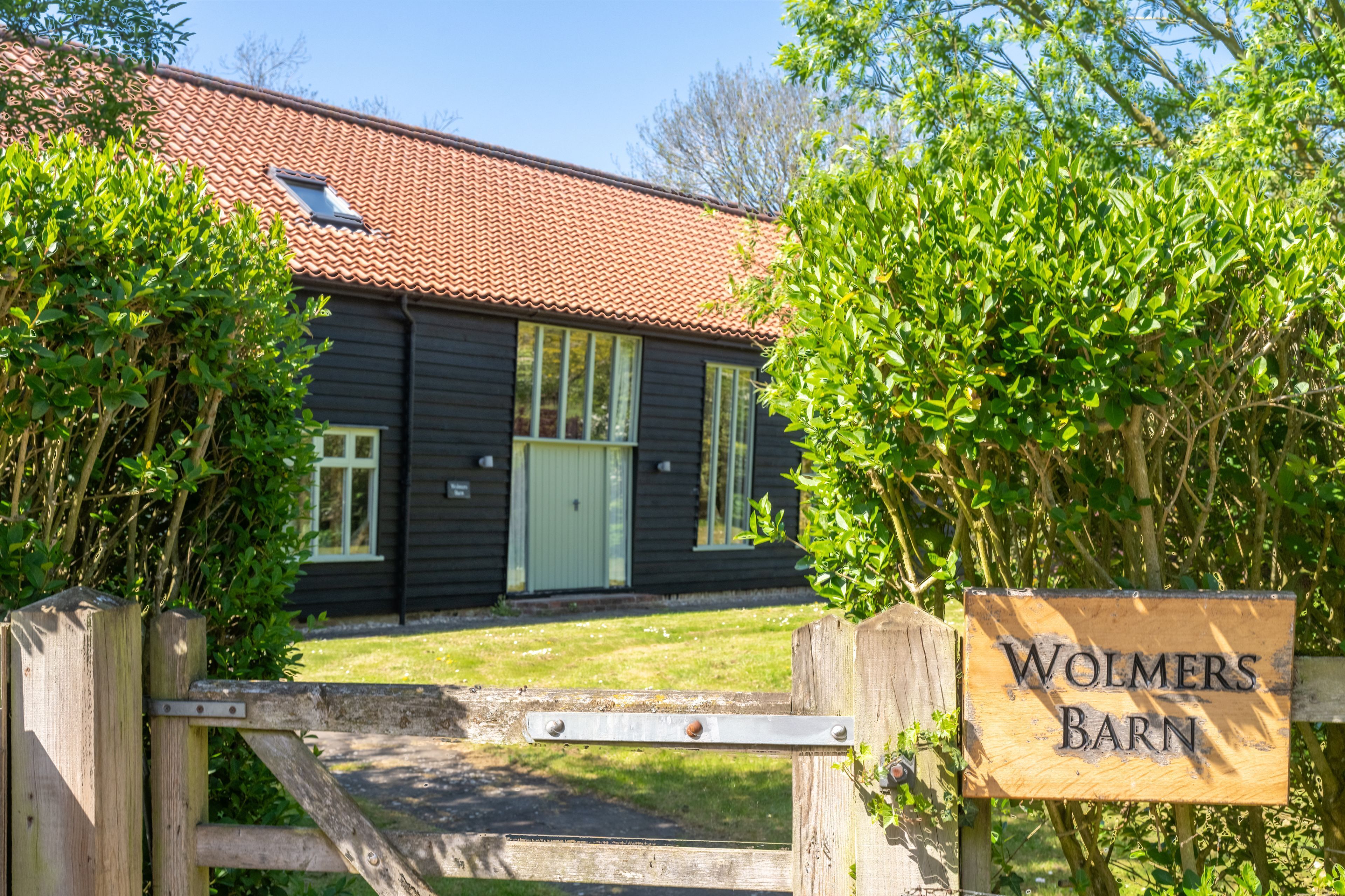 A wooden gate with a sign reading 'Wolmers Barn.'