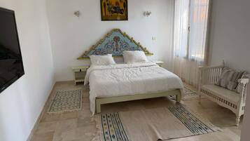 Iron/ironing board, WiFi, bed sheets