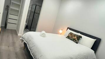 Tabla de planchar con plancha, wifi y ropa de cama