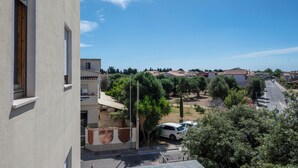 Ein Wohngebiet mit Häusern, einer Straße und blauem Himmel.