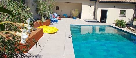Una piscina al aire libre, una piscina climatizada