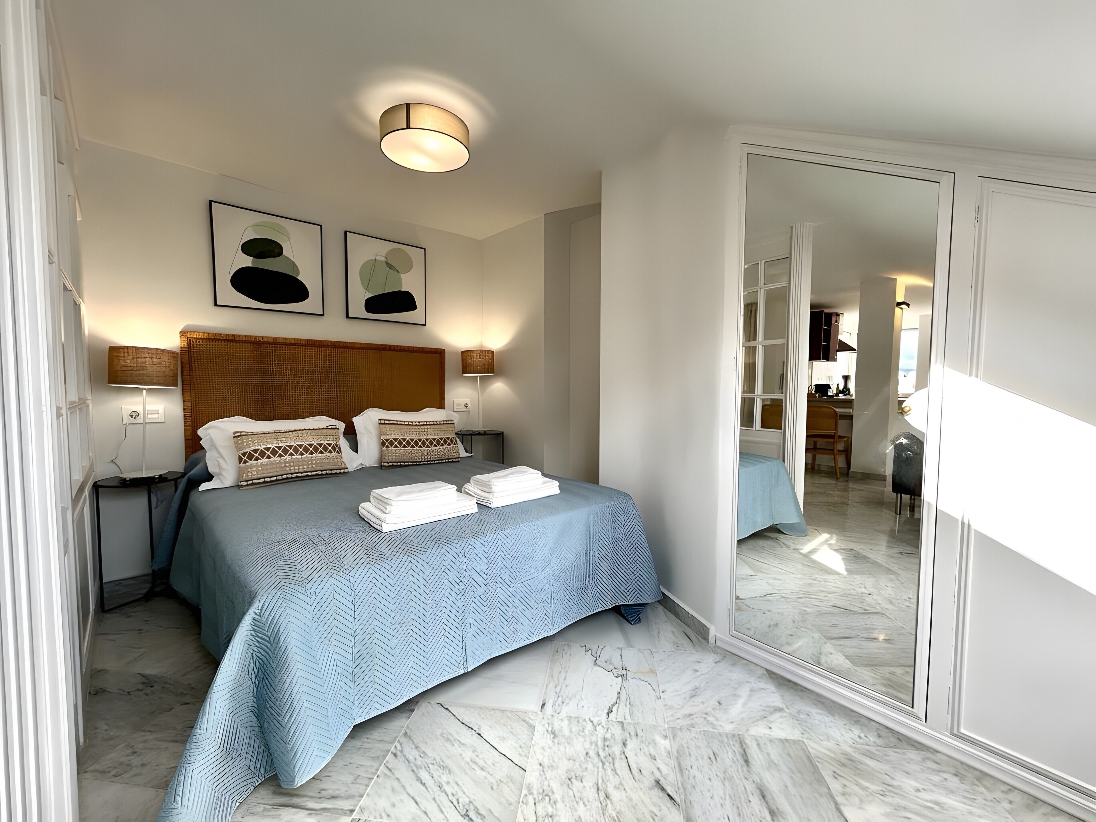 Tabla de planchar con plancha, wifi, ropa de cama