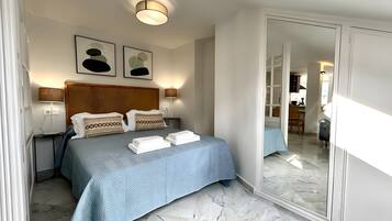 Tabla de planchar con plancha, wifi, ropa de cama