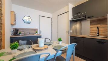 Classic Apartment, Balcony, Mountain View | Private kitchen | Mini-fridge, microwave, oven, stovetop