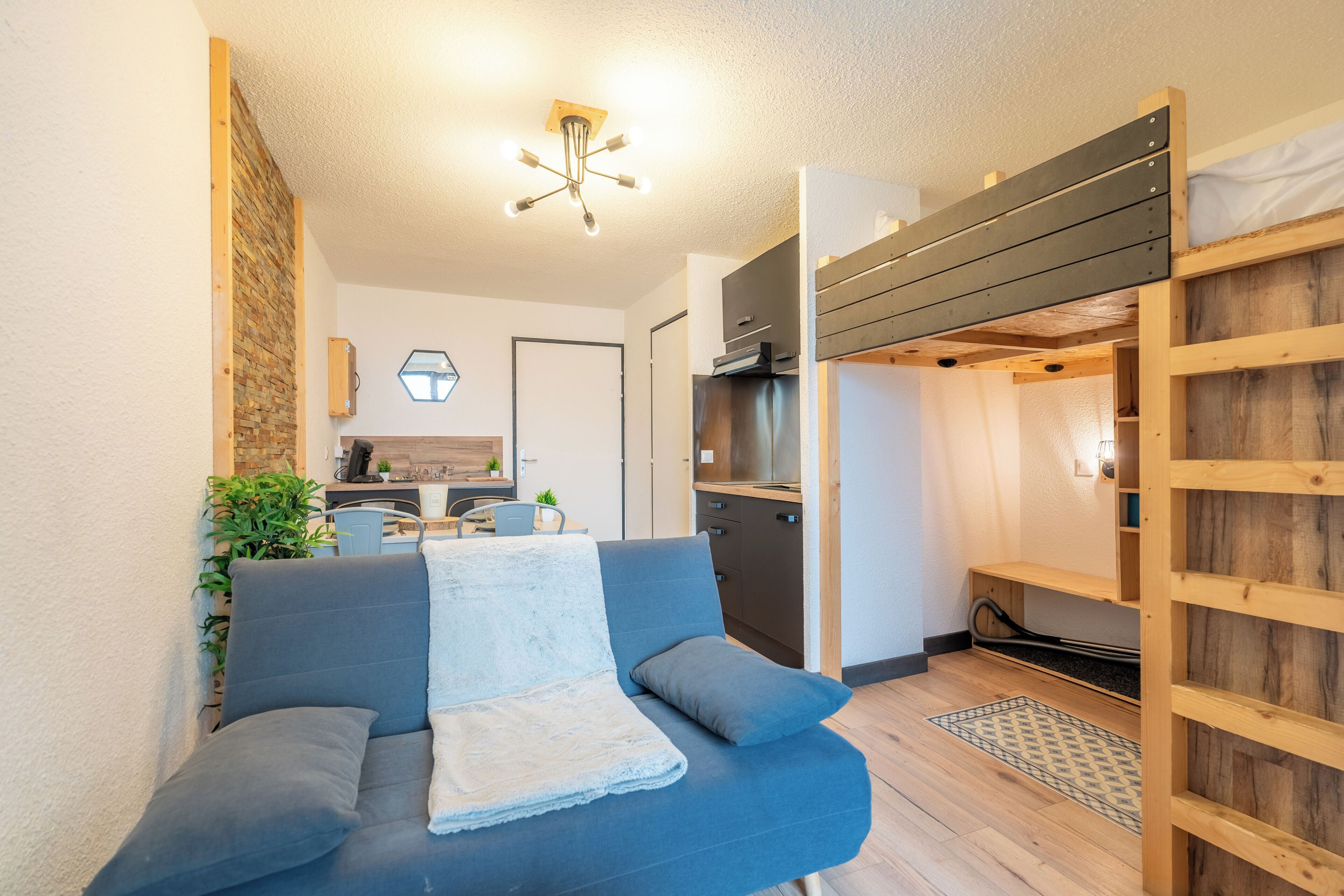 Classic Apartment, Balcony, Mountain View | Living area