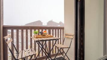 Classic Apartment, Balcony, Mountain View | Outdoor dining