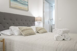Tabla de planchar con plancha, wifi, ropa de cama