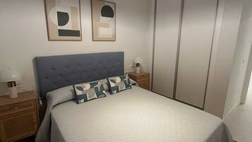Tabla de planchar con plancha, wifi, ropa de cama