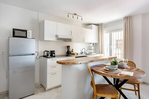 Private kitchen - Ríos Rosas Plaza de España Apartment (Ronda)