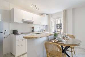 Cafetera i tetera, frigorífic, microones i placa de cuina 