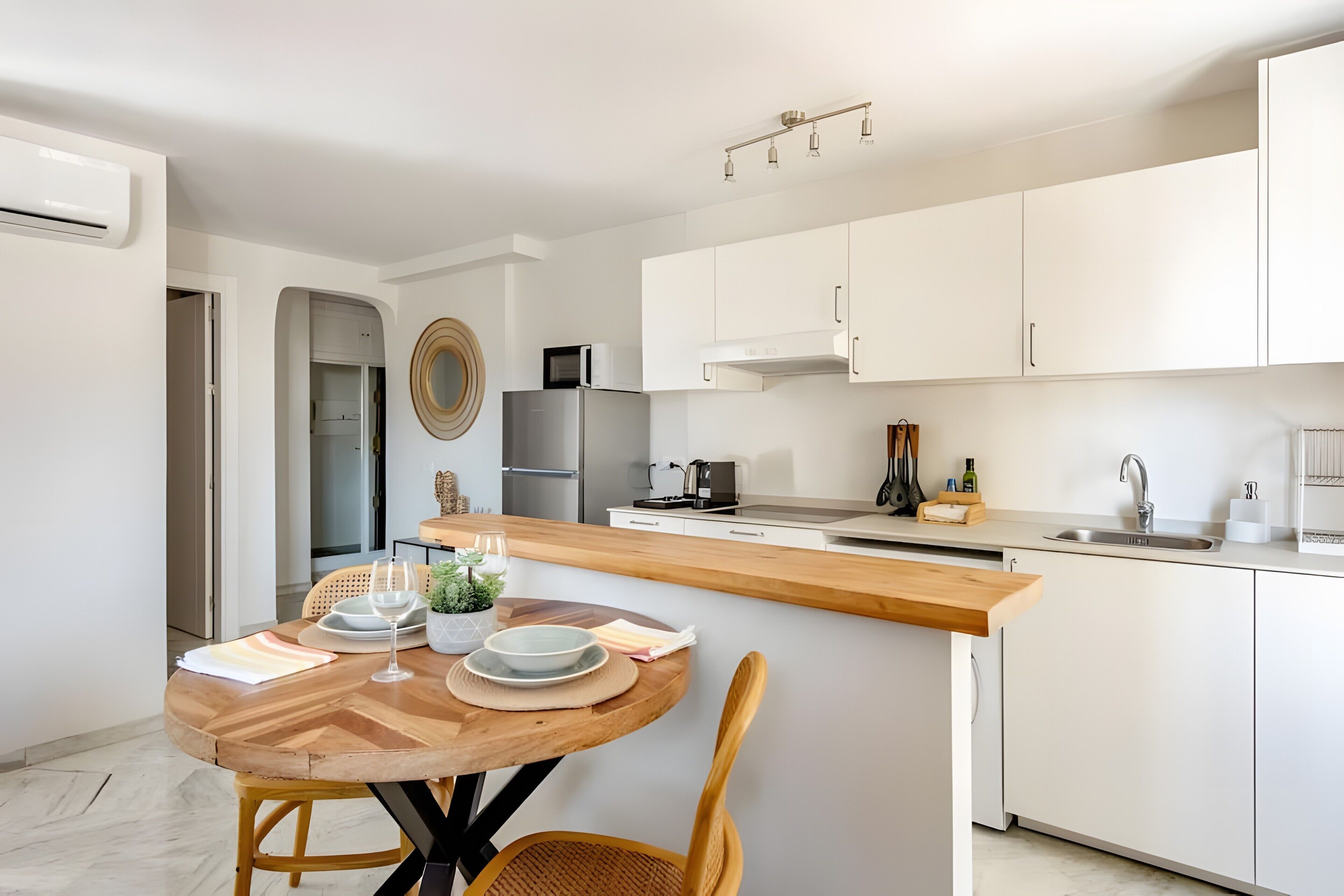 Kühlschrank, Mikrowelle, Wasserkocher mit Kaffee-/Teezubehör