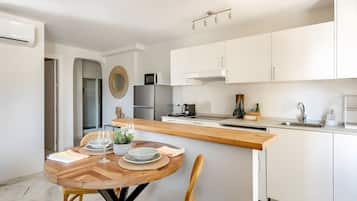 Kühlschrank, Mikrowelle, Wasserkocher mit Kaffee-/Teezubehör