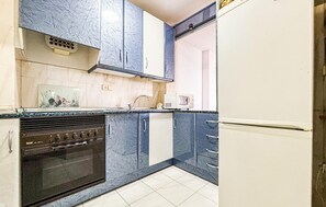 Wasserkocher mit Kaffee-/Teezubehör, Kühlschrank, Mikrowelle, Ofen