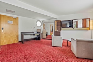 A hotel room with a desk, chair, and a television mounted on the wall. - City Best Autobahnhotel Stolper Heide (Hohen Neuendorf)