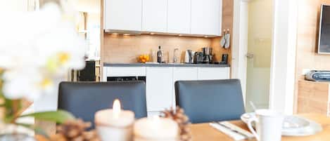 Coffee/tea maker, electric kettle, toaster, high chair