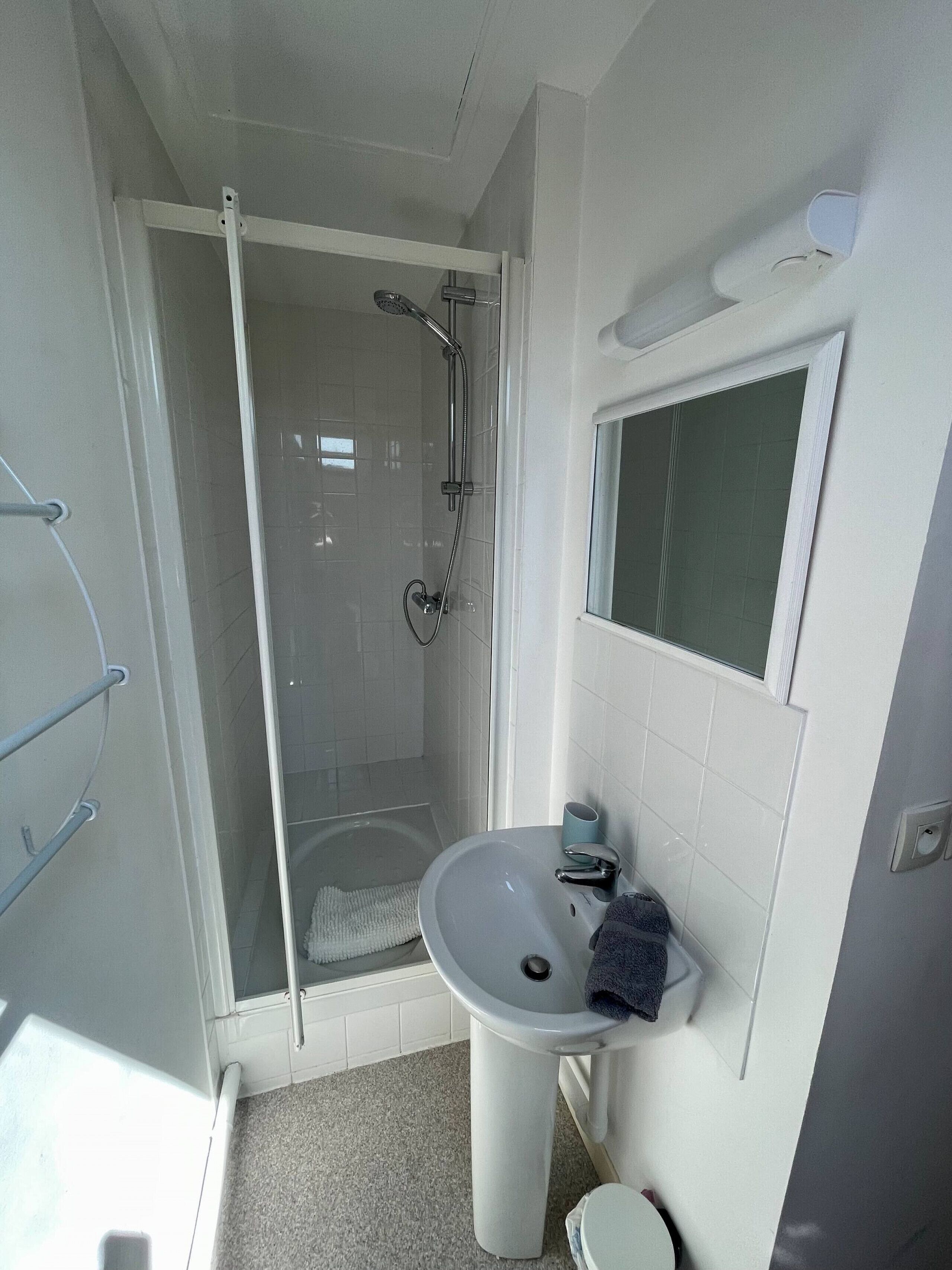 Een douche, een haardroger, handdoeken