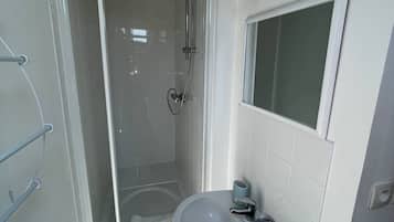 Een douche, een haardroger, handdoeken