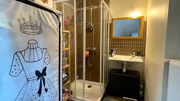 Douche, sèche-cheveux, serviettes fournies, shampoing