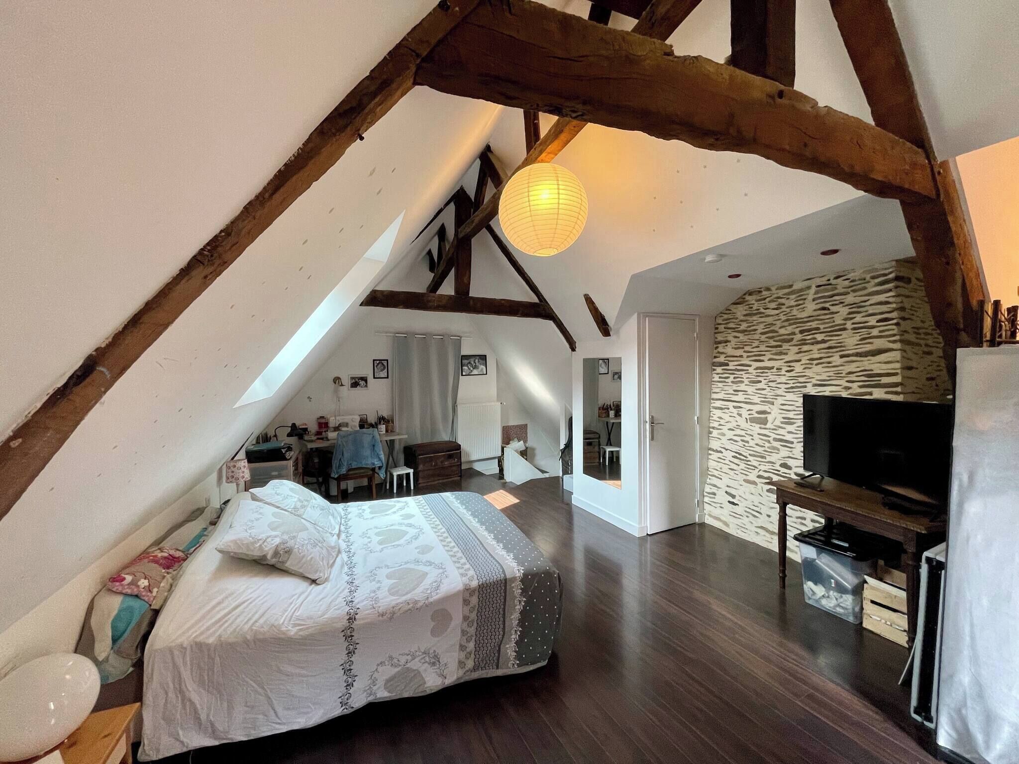 Een strijkplank/strijkijzer, reisbedje, gratis wifi, beddengoed
