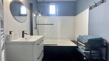 Een douche, een haardroger, shampoo