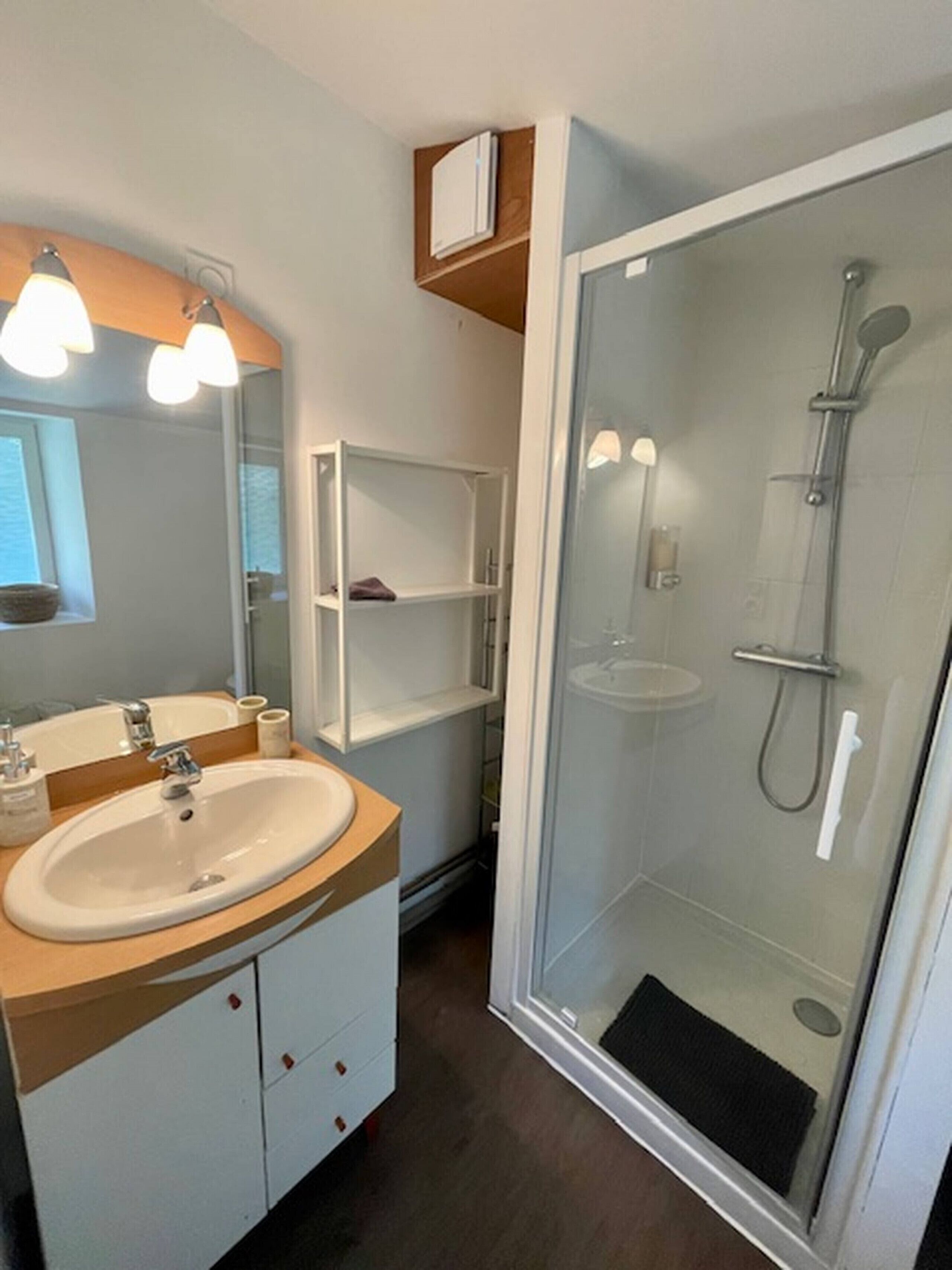 Shower, hair dryer, towels, shampoo