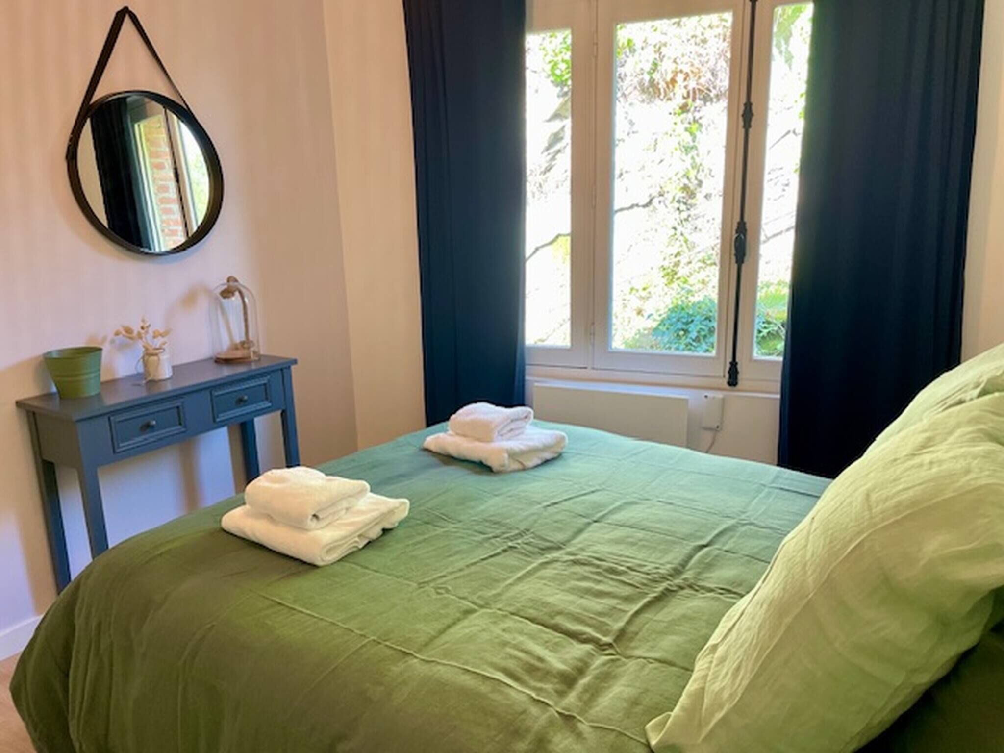 Tabla de planchar con plancha, wifi gratis, ropa de cama