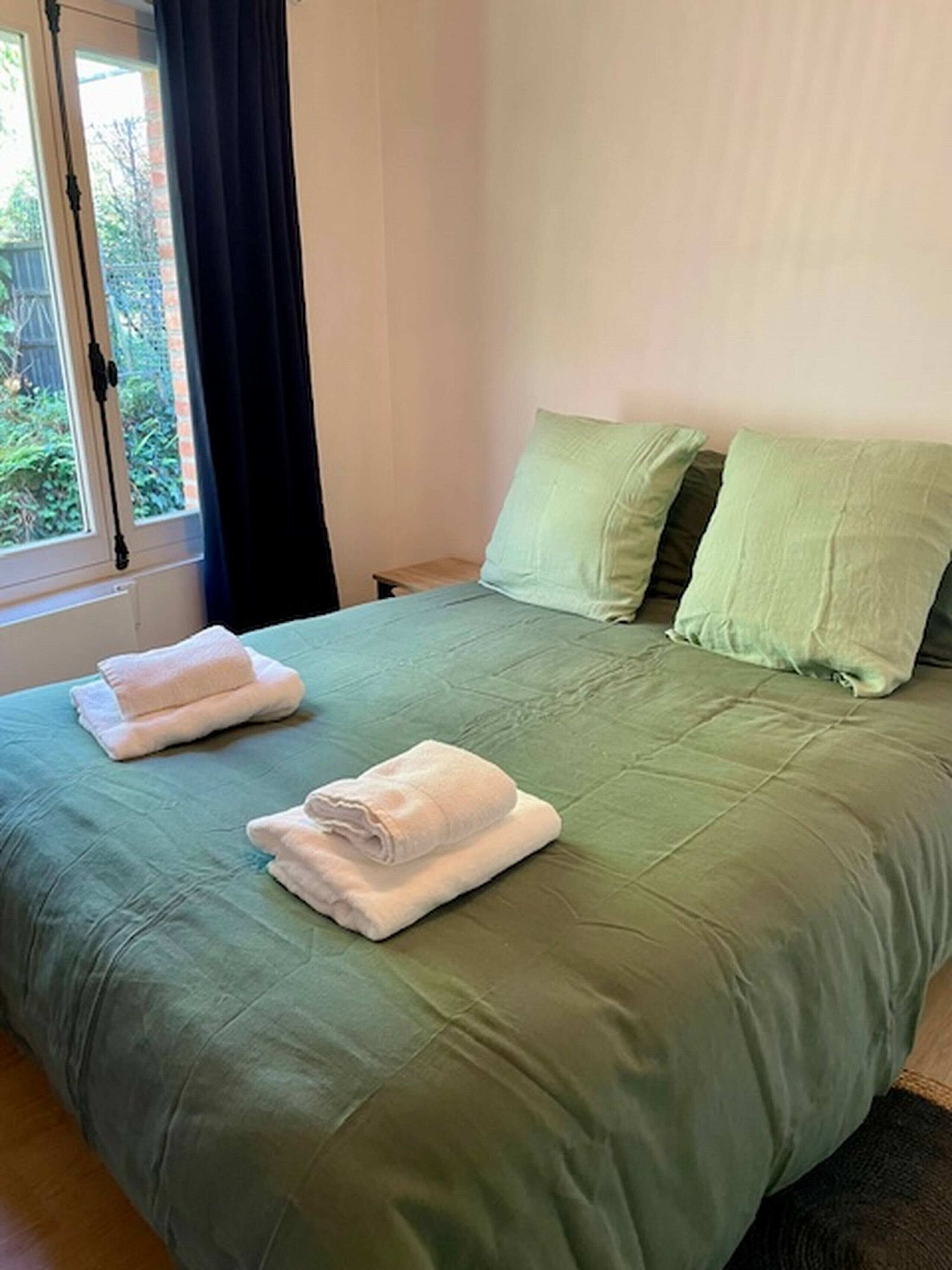 Iron/ironing board, free WiFi, bed sheets