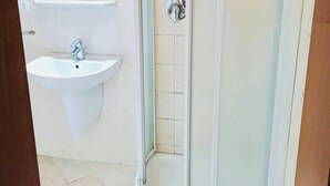 A bathroom with a shower, sink, and mirror. - Room-venezia Baroque Charm (Venice)