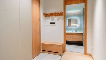 Suite Junior | Salle de bain | Articles de toilette gratuits, sèche-cheveux, chaussons