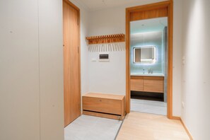 Une salle de bain moderne avec un meuble-lavabo en bois, un miroir et un radiateur encastré.