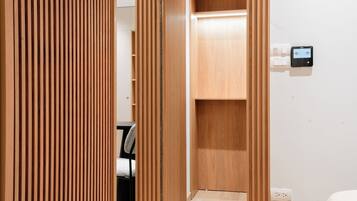 Junior Suite | Desk, laptop workspace, blackout drapes, soundproofing