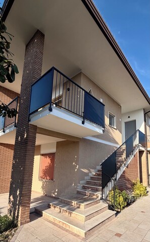 Exterior detail - Velù Apartment (Veneto)