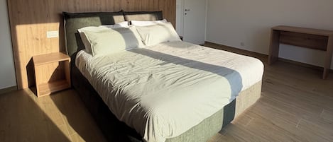 2 bedrooms, internet, bed sheets