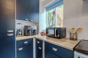 Een koelkast, een magnetron, een oven, een kookplaat