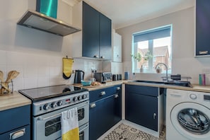 Fridge, microwave, oven, stovetop - Near UEA & Hospital | Free Parking + Home Gym (Norwich)
