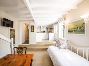 Deluxe Apartment, Garden View | Iron/ironing board, free WiFi